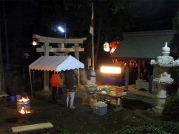 除夜祭（参拝者に暖）