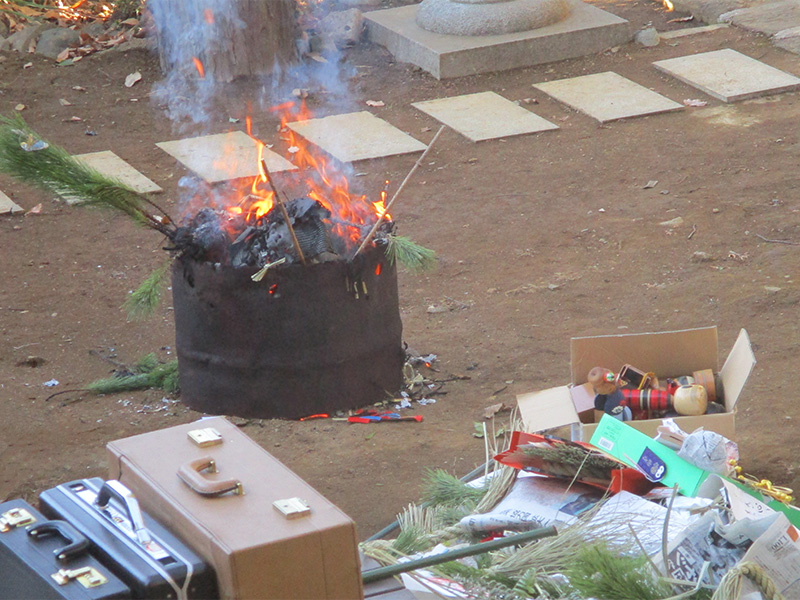 門松、飾り・祝い物等を焚き上げる